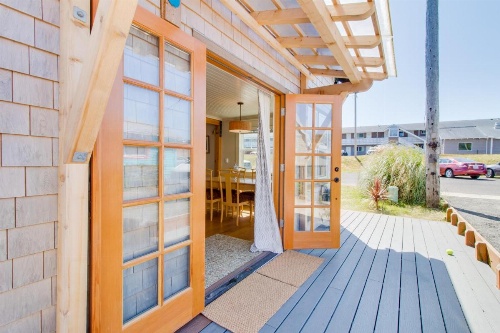 Rockaway Beach Bungalow image 10