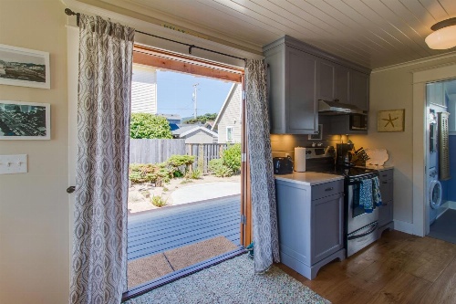 Rockaway Beach Bungalow image 2