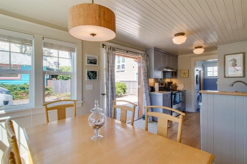 Rockaway Beach Bungalow image 6